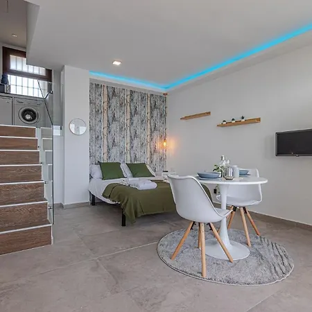 Beachfront With Spectacular Views And Swimming Pool *